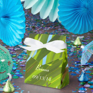 Grüne Blätter, Sonnenlicht und blauer Himmel Geschenkschachtel