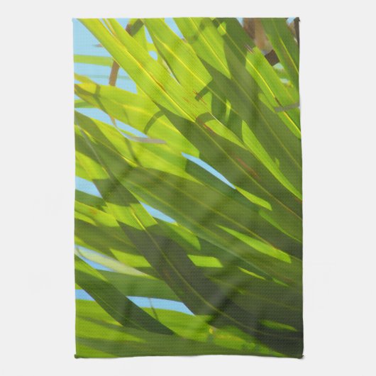 Grüne Blätter, Sonnenlicht und blauer Himmel Handtuch (Vertikal)