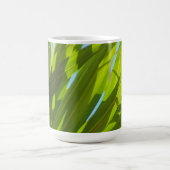 Grüne Blätter, Sonnenlicht und blauer Himmel Kaffeetasse (Mittel)
