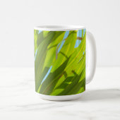 Grüne Blätter, Sonnenlicht und blauer Himmel Kaffeetasse (VorderseiteRechts)