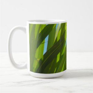 Grüne Blätter, Sonnenlicht und blauer Himmel Kaffeetasse
