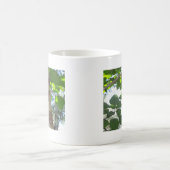 grüne Blätter und Baumstamm mit cooler Rinde Kaffeetasse (Mittel)