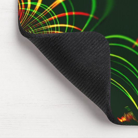 Grüne Blätter und gelbe, feuergefärbte Kurven Mousepad (Ecke)