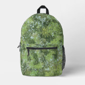 Grüne Blätterbäume mit blauem Himmel, die durch Ku Bedruckter Rucksack (Vorderseite)
