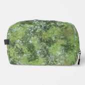 Grüne Blätterbäume mit blauem Himmel, die durch Ku Waschbeutel (Vorderseite)