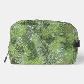 Grüne Blätterbäume mit blauem Himmel, die durch Ku Waschbeutel (Rückseite)