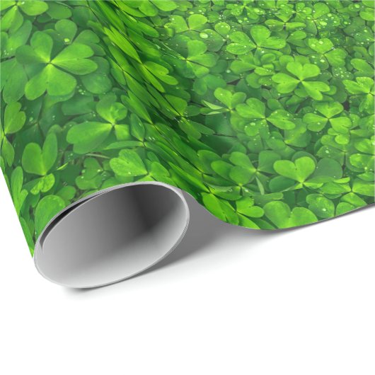 Grüne Blattwolken mit Wassertropfen Geschenkpapier (Rolleneckpunkt)