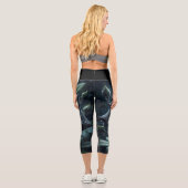 Grüne Blume der Schwarzen Rose Capri Leggings (Rückseite)