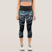 Grüne Blume der Schwarzen Rose Capri Leggings (Vorderseite)