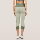 Grüne Blüte auf hellgrün mit dunkelgrüner Band Capri Leggings (Rückseite)