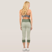 Grüne Blüte auf hellgrün mit dunkelgrüner Band Capri Leggings (Rückseite)