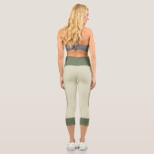 Grüne Blüte auf hellgrün mit dunkelgrüner Band Capri Leggings (Rückseite)