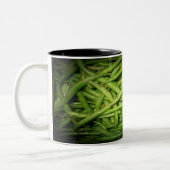Grüne Bohnen in Spotlight Zweifarbige Tasse (Links)