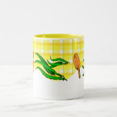 Grüne Bohnen und Bratpfannen Retro-Tasse Zweifarbige Tasse (Mittel)