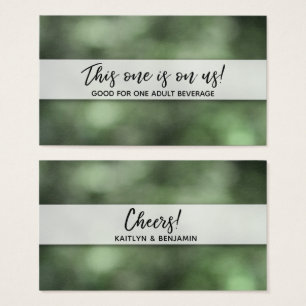 Grüne Bokeh-Getränkekarten mit moderner Handschrif