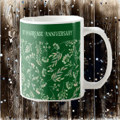 Grüne botanische Blätter im Frühjahrswald Jahresta Kaffeetasse