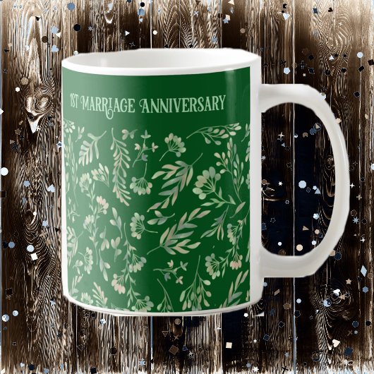 Grüne botanische Blätter im Frühjahrswald Jahresta Kaffeetasse