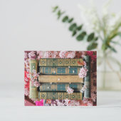 Grüne Bücher - rosa Blüten Postkarte (Stehend Vorderseite)