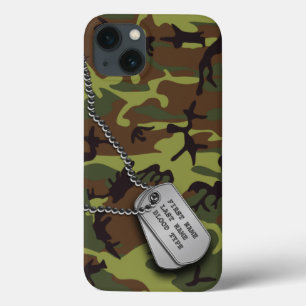 Grüne Camouflage mit Hundetags iPhone 13 Hülle