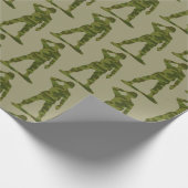 Grüne Camouflage Saluting Soldiers Pattern Geschenkpapier (Ecke)