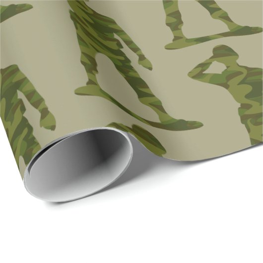 Grüne Camouflage Saluting Soldiers Pattern Geschenkpapier (Rolleneckpunkt)