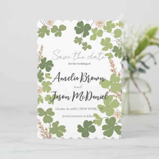 Grüne Clover Spring Wildblumen Hochzeit Rettete di Save The Date (Stehend Vorderseite)