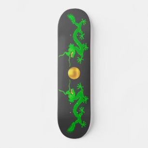 Grüne Drachen mit goldenem Ball auf Dunkelgrau Skateboard