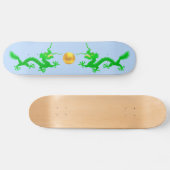 Grüne Drachen mit goldenem Ball auf hellblau Skateboard (Horizontal)