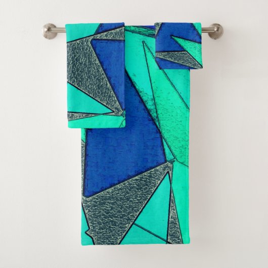 Grüne dreieckige Ausschnitte auf blauem Hintergrun Badhandtuch Set (Insitu)