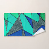 Grüne dreieckige Ausschnitte auf blauem Hintergrun Badhandtuch Set (Handtuch)