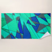 Grüne dreieckige Ausschnitte auf blauem Hintergrun Strandtuch (Vorderseite)