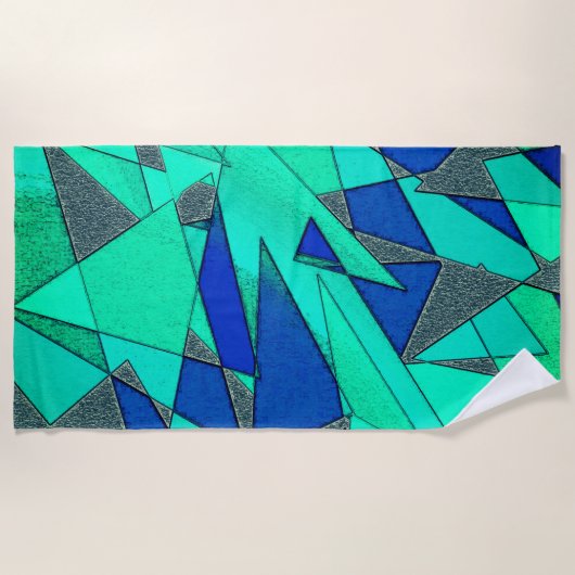 Grüne dreieckige Ausschnitte auf blauem Hintergrun Strandtuch (Vorderseite)