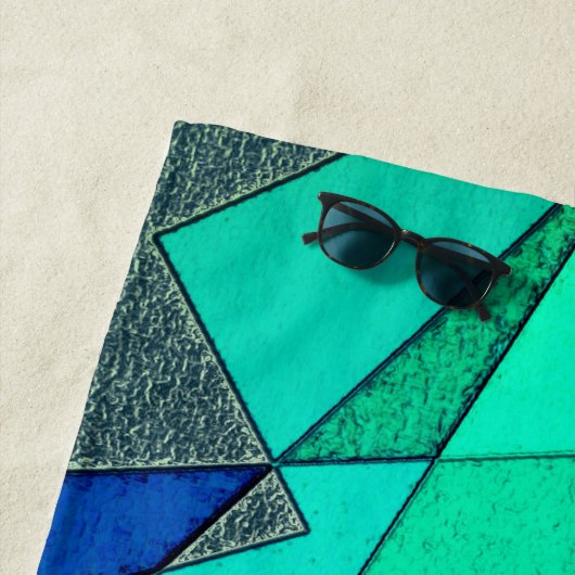 Grüne dreieckige Ausschnitte auf blauem Hintergrun Strandtuch (Beispiel)