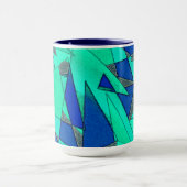 Grüne dreieckige Ausschnitte auf blauem Hintergrun Tasse (Zentrum)