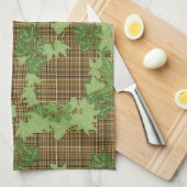 Grüne Efeu auf goldbraunem kariert Geschirrtuch (Viertel Falte)