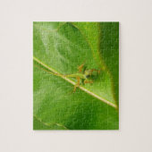 Grüne Eidechse auf grünem Blatt Puzzle (Vertikal)