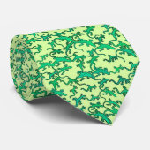 Grüne Eidechsen auf einem Limonen grünen Krawatte (Gerollt)