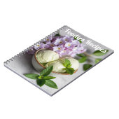 Grüne Eiscreme mit Lilac Blume Feinschmecker Rezep Notizblock (Linke Seite)