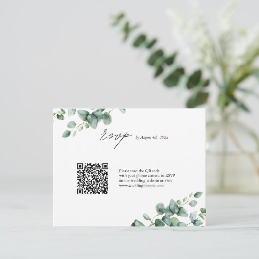 Grüne Eukalyptus-Skript QR-Code Hochzeit RSVP Karte (Stehend Vorderseite)