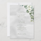 Grüne Eukalyptus und weiße Blumenhochzeit Einladung (Vorderseite)