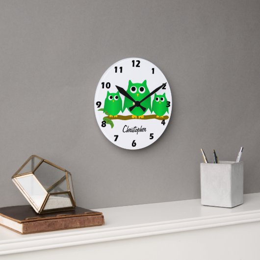 Grüne Eulen Design Personalisiert Runde Wanduhr (Büro)