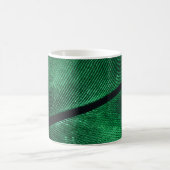 Grüne Feder, schöne Mustertextur. Kaffeetasse (Mittel)