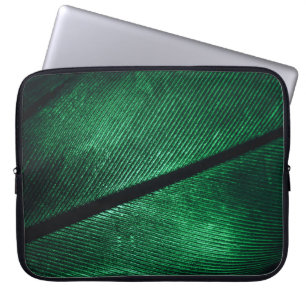 Grüne Feder, schöne Mustertextur. Laptopschutzhülle