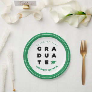 Grüne fette GRADUATE Buchstaben und Mütze Abschlus Pappteller