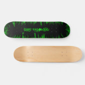 Grüne Flammen im Sternenlicht Himmel Skateboard (Horizontal)
