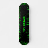 Grüne Flammen im Sternenlicht Himmel Skateboard (Vorne)