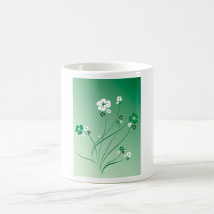 Grüne florale Schwünge und weiße Blüten Kaffeetasse