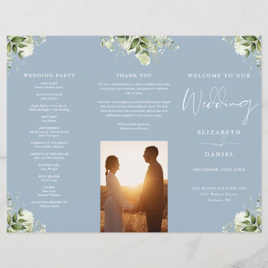 Grüne Florale Staubblaue Trifold-Hochzeitsprogramm Flyer (Vorne)