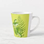 Grüne Formulare auf einer kleinen Latte-Tasse Milchtasse (Rechts)