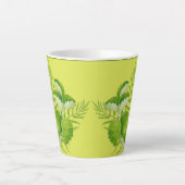 Grüne Formulare auf einer kleinen Latte-Tasse Milchtasse (Vorderseite)